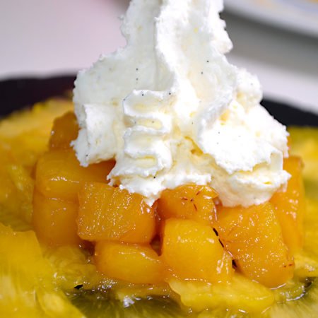 Carpaccio d'ananas ; chantilly à la vanille au siphon