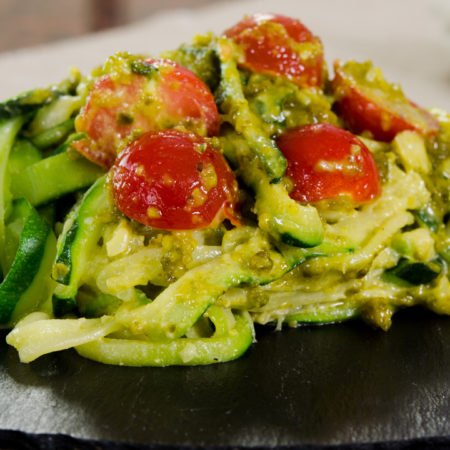 Tagliatelles de courgettes sautées à l'ail, pesto maison et tomates-cerise